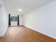 Million dollar location facing Hyde Park