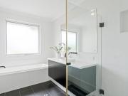 Minutes to Shopping Centre and Beaches