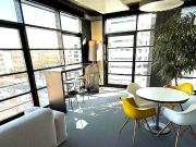 Mit Pool vor der Tür. Büro in stylischem Umfeld