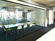 Mit Pool vor der Tür. Büro in stylischem Umfeld