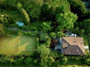 MIT PRIVATPARK UND TENNISPLATZ