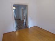 Mitten im 8. ! Altbau mit Balkon