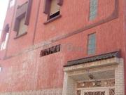 منزل للبيع بطاقتين ثلاث محلات تجارية