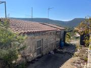 Moradia térrea em Alcaria inserida num terreno com 2200m2