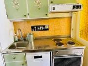 Möblierte 2 Zimmer Altbauwohnung mit Aufzug in Retrostil
