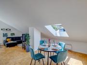 Möblierte Dachgeschosswohnung schön und hell eingerichtet
