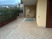 MOCCIA PRESTIGIOSO QUADRILOCALE ARREDATO CON GIARDINO E...
