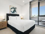 Modern 1 Bed Apartment Walk to Station and Shops!