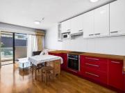 Modern 1 Bedroom Apartment in Prime South Brisbane Location