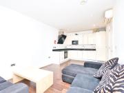 Modern 2 Bed Apartment with Terrace in Stratford