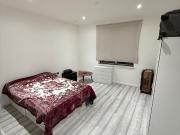 Modern 2 bed Flat w Balcony in Bow