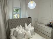 Modern 2 bed flat with garden access