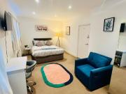 Modern 2 Bed Flat with Terrace, Mile End