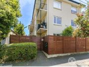 Modern 2 bedroom apartment in prime location!
