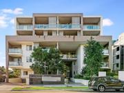 Modern 2 Bedroom Apartment with Sunroom/Study in Prime...