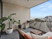 Modern 2 Bedroom Apartment with Unbeatable Views