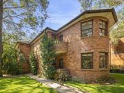 Modern 2 Bedroom Art Deco Garden Apartment Near Beach