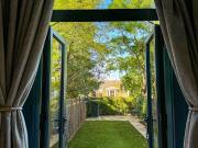 Modern 2 bedroom flat with private garden