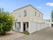 Modern 2 Storey townhouse close to beach & amenities