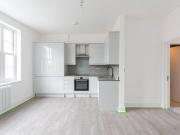 Modern 3 Bed 3 Bathroom Apartment N7