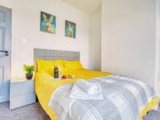 Modern 3 Bed Home Sleeps 6 with Parking, Fast WiFi