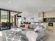 Modern 3 bedroom home only a 5 minute driver to the Beach!