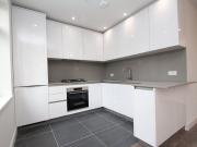 Modern 3 bedroom split level flat with 2 bathrooms