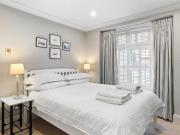 Modern 3 floor open plan townhouse with patio