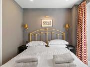 Modern 3 floor open plan townhouse with patio