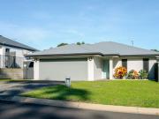 Modern 4 Bedroom Family Haven with Pool in Earlville