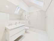 Modern 5.5 room terraced house with practical floor...