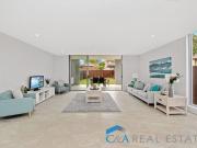 Modern 5 Bedroom, 3 Bathroom Family Duplex with Garage &...