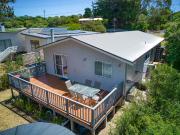 MODERN AND BRIGHT AND CLOSE TO TOWN