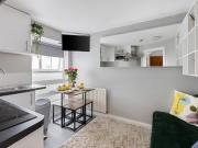 Modern and Cozy 2 Bedroom Flat Available!