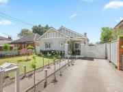 MODERN AND SPAICIOUS THREE BEDROOM HOME IN A PRIME...