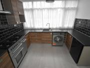 Modern Apartment – Balcony & Parking – Town Centre