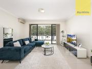 Modern Apartment with Dual Balconies in the Heart of...