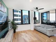 Modern Apartment with Racecourse Views & Secure Parking