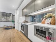 Modern CBD Apartment with Exceptional Convenience