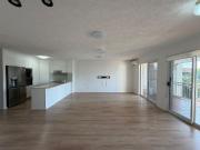 Modern Chevron Island Apartment – Walk to Cafes, Beach &...