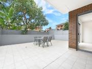 Modern Courtyard Apartment in Prestigious Architect...