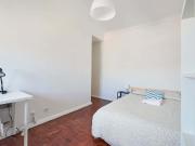 Modern double bedroom in Alto dos Moinhos Room 3