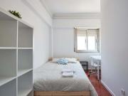 Modern double bedroom in Alto dos Moinhos Room 7