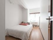 Modern double bedroom in Saldanha Room 2