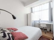 Modern double bedroom in Saldanha Room 8