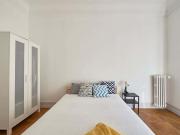 Modern double bedroom with balcony in Marquês de Pombal...
