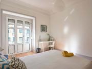 Modern double bedroom with balcony in Marquês de Pombal...