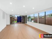 MODERN FAMILY HOME GREAT SIZE BACK YARD