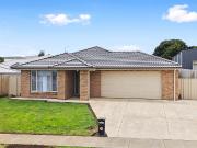 MODERN FAMILY HOME WITH CARAVAN ACCESS