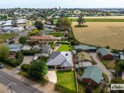 Modern Family Living In Rutherglen